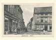 De Beekstraat gezien vanaf de markt met rechts Café Fanfare omstreeks 1915.