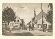 Maasstraat, met links Café Tram-Halt, rechts de gracht, militairen en/of poltie te paard gedurende de Eerste Wereldoorlog (1914-1918).