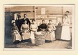 Stationspersoneel en vrouwen die bloemkolen schoonmaken. Deze Kaart is gedateerd 26-6-1918 en Militair verstuurd, op de achterzijde ondertekend door Dhr. Boekhout, Woningbeheer Station Weert